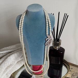 Elegant Pearl Necklace with Silver Accents